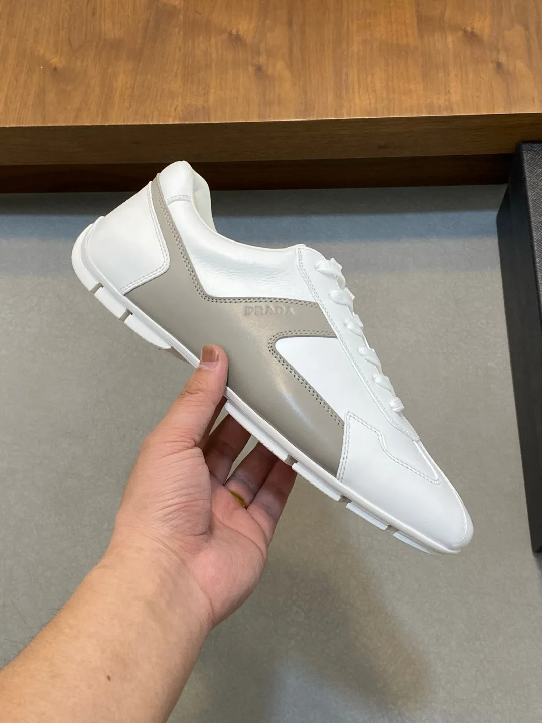 Men's Men's Shoes 💰800 Prada/Prada Men's Leather Casual Sports Shoes, a hot product made in Guangzhou! Made of imported calfskin splicing upper, three-dimensional geometric segmentation, precision manufacturing, uniform stitching, leather texture at a glance, multi-color splicing, fashionable and generous, soft, comfortable and breathable, decorated with PRADA letter logo on the outside, classic letter logo on the tongue, fabric strap on the heel, P family's classic sports shoe type, with fabric lining, silver logo cowhide foot pads, and P family's exclusive rubber outsole. The details are carefully crafted, making it a versatile item for travel! Comes with original box and dust bag! Multiple colors available! Size: 39-40-41-42-43-44 standard leather shoe size (38, 45 customized ¥)